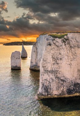 Gün batımı tebeşir oluşumu Dorset'deki / daki eski Harry kayalarda