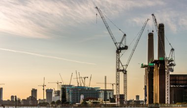 Şafakta Londra binalar inşa Vinçler