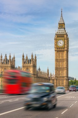 Londra'da Westminster köprüsü üzerinde - trafik taksi ve kırmızı otobüs