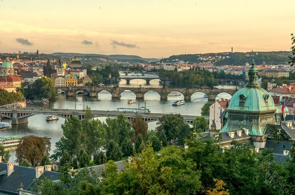 Bruggen over de rivier Vltava in Praag bij avond tijdens zonsondergang — Stockfoto