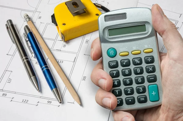 Építész tartja a számológép és a mérnöki projekt Archi — Stock Fotó