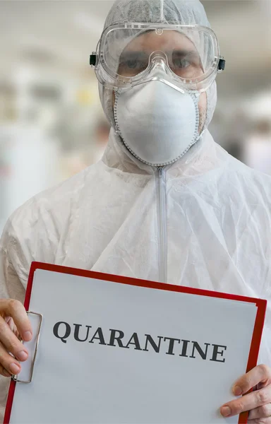 Scienziato in tuta tiene appunti con quarantena — Foto Stock