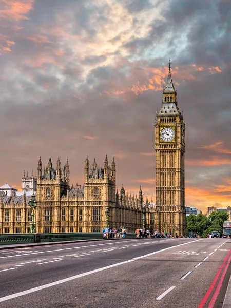Big Ben desde el puente Westminster en Londres al atardecer Fotos De Stock
