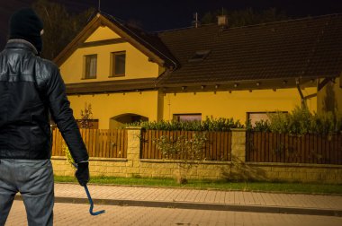 Yün maskeli thief çalmak ve evde soymak için gidiyor