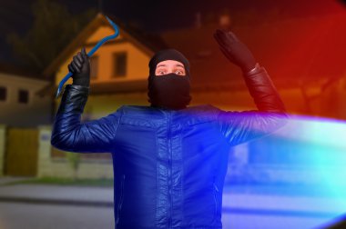 Polis ışıkları ve maskeli ya da hırsız yün ile anlattığı olduğunu