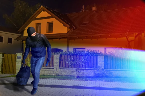 Politie lichten en runaway gemaskeerd inbreker met balaclava en zwart — Stockfoto