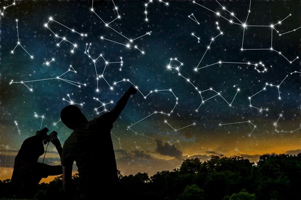 Astrologie concept. Sterrenbeelden op nachtelijke hemel. Silhouetten van een — Stockfoto