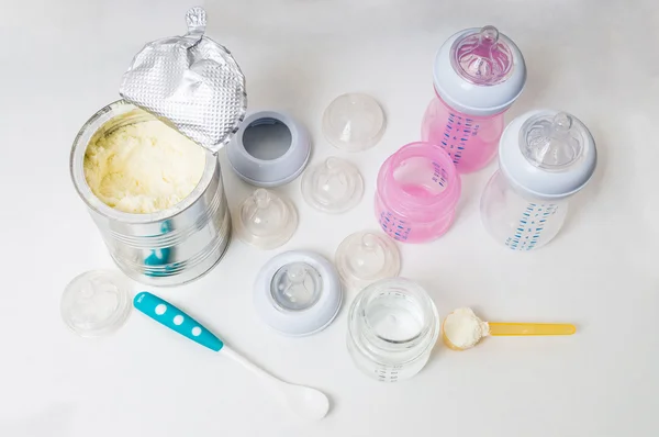 Garrafas, mamilos e tetas para alimentar o bebê com leite em pó . — Fotografia de Stock
