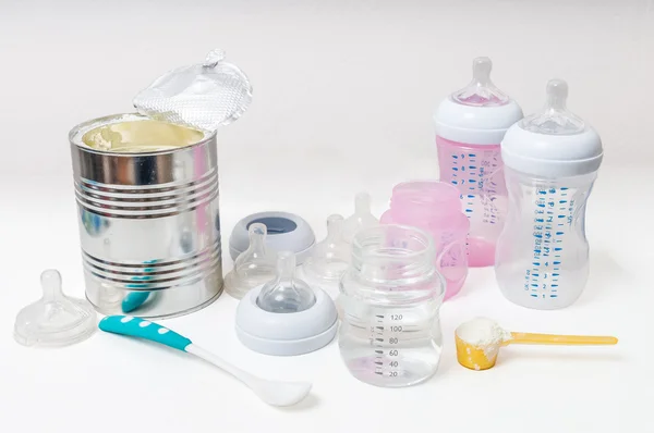 Alimentação acessórios do bebê - garrafas, mamilos, tetas . — Fotografia de Stock