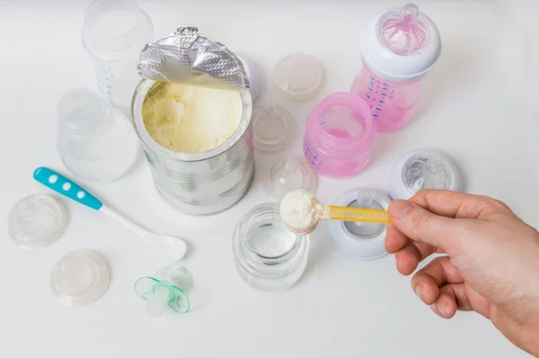 Mão está preparando fórmula de leite para alimentar o bebê de mamadeira . — Fotografia de Stock