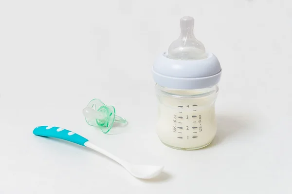 숟가락, 젖꼭지 및 아기를 먹이 기를 위한 우유 병. — 스톡 사진