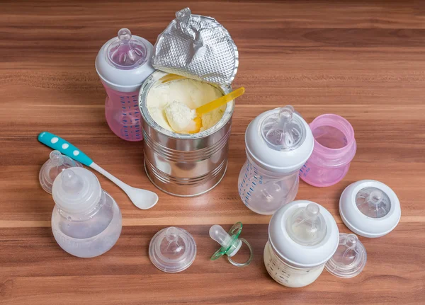 Aksesoris untuk memberi makan bayi - botol, puting dan susu formula o — Stok Foto