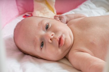 Görünümü kamera üzerinde oynadığı bebeğin yüzünde kadar kapatın.