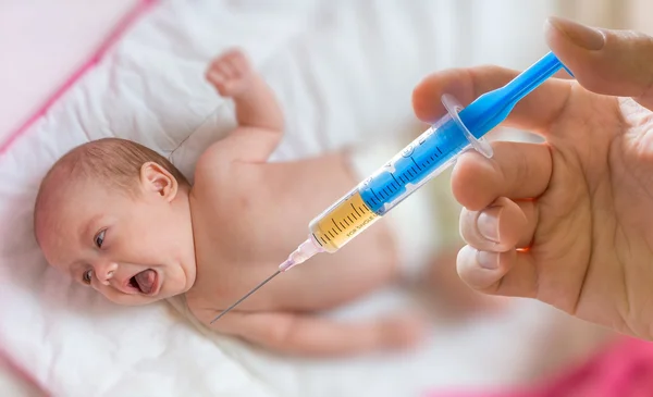 Bebê doente está gritando e assustado com a injeção — Fotografia de Stock