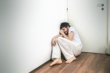Depresyon ve yere ağlama yalnız üzgün adam muzdarip