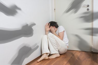 Daha fazla el paranoyak ve şizofren korkmuş adam işaret