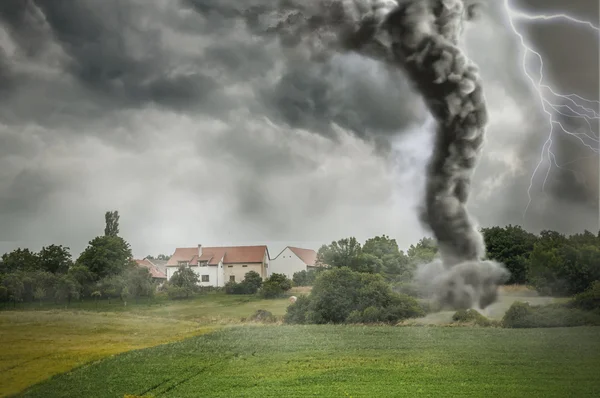Черная воронка от торнадо и молния над полем во время грозы — стоковое фото