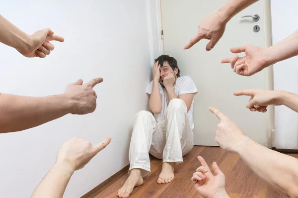 Muitas mãos apontando para o homem paranóico e culpá-lo — Fotografia de Stock