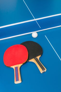 Spor oyun kavramını. Ping pong raketleri ve topu masada.