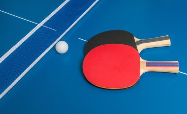 Ping pong meydan okuma. Masa Tenisi raketi mavi masada.