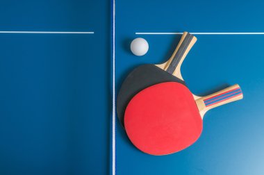 Tablo, net ve ping pong oynamak için raketler