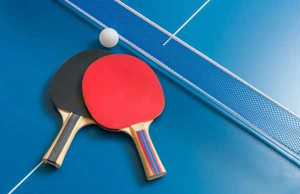 Vista inclinada de raquetas para ping pong — Foto de Stock