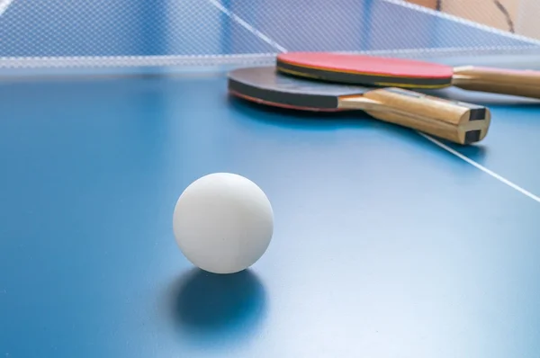 Beyaz top Masa Tenisi veya ahşap masa üzerinde ping pong.