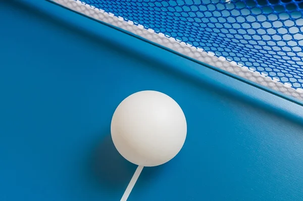 Conceito desportivo. Ping pong bola na mesa azul para jogar mesa te — Fotografia de Stock