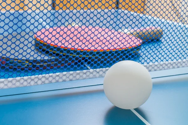 Pelota de ping ball frente a una red de tenis de mesa —  Fotos de Stock