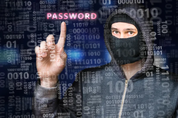 Hacker dengan topeng anonim sedang mencari sandi dalam kode biner — Stok Foto