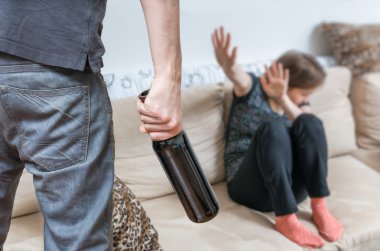Kadın alkollü kocasından korkuyor. Aile içi şiddet kavramı