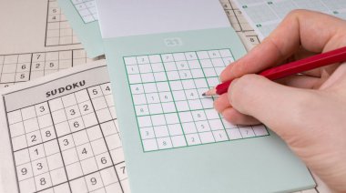 Sudoku Bulmaca ve el ile kalem.