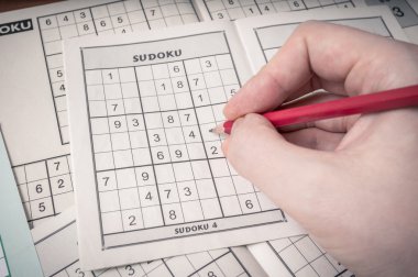 El holding kalem sudoku bulmaca çözme.