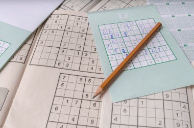 Kalem ve sudoku bulmacalar. Numaraları ile bulmaca oyunu.