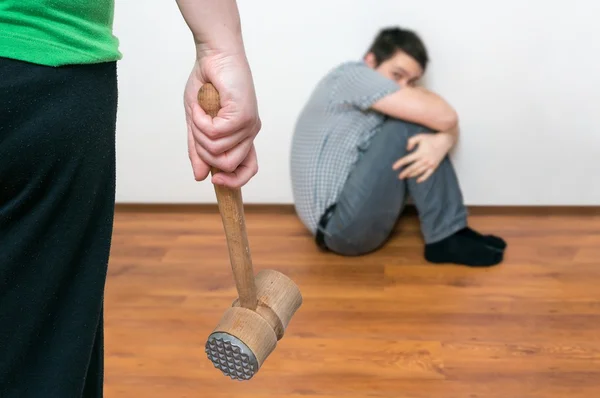 телесные наказания в иране. наказание для мужа. наказание неверных жен. наказание за измену в древности. ремень в руке.