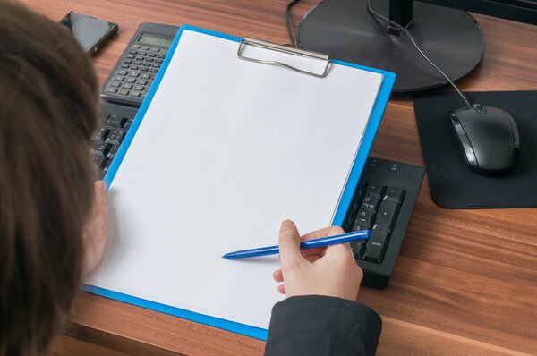 Деловая женщина держит пустой планшет в офисе. Пустой кадр для пользовательского сообщения
.