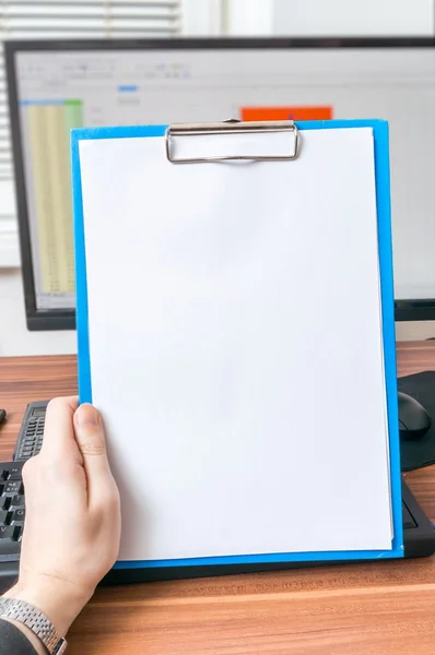 Mano de hombre de negocios está sosteniendo portapapeles en blanco en la oficina. Marco vacío para mensaje personalizado . —  Fotos de Stock