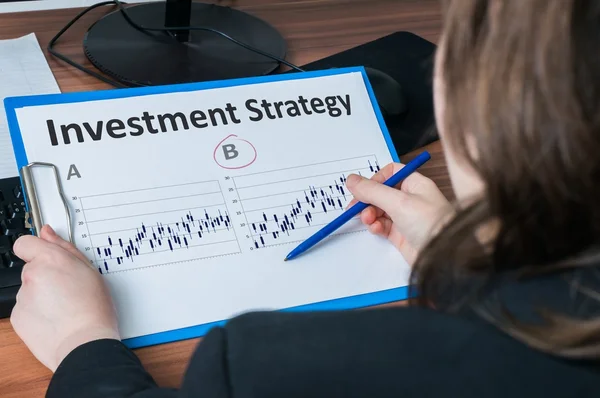 Zakenvrouw in office (adviseur) maakt besluit waar te beleggen. Investering strategie vergelijking. — Stockfoto