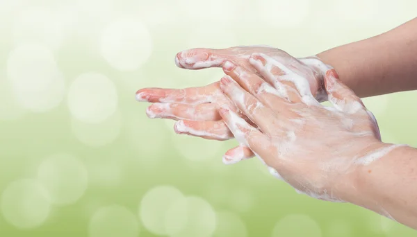 Handen wassen. Hygiëne concept. Groene bokeh achtergrond. — Stockfoto