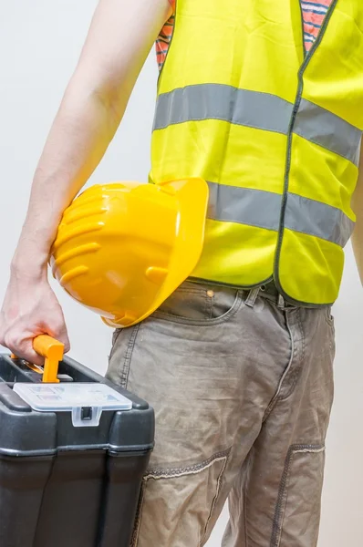 Trabajador con caja de herramientas y casco amarillo . — Foto de Stock