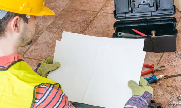 El trabajador sostiene papel vacío como marco para el mensaje personalizado . —  Fotos de Stock