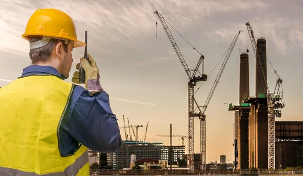 El trabajador está usando la radio y la grúa. Concepto de construcción . —  Fotos de Stock