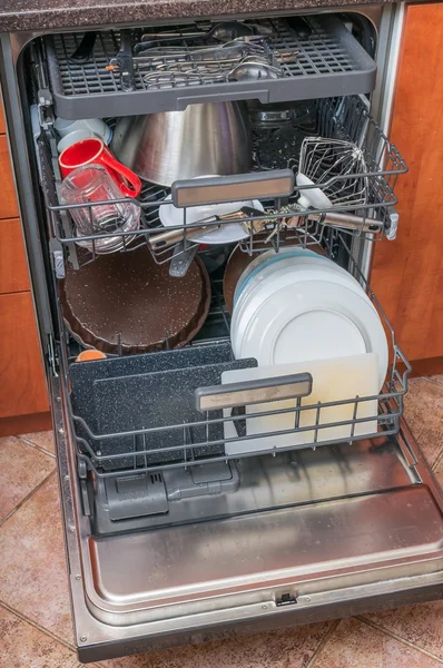 Máquina de lavar louça na cozinha cheia de pratos sujos . — Fotografia de Stock