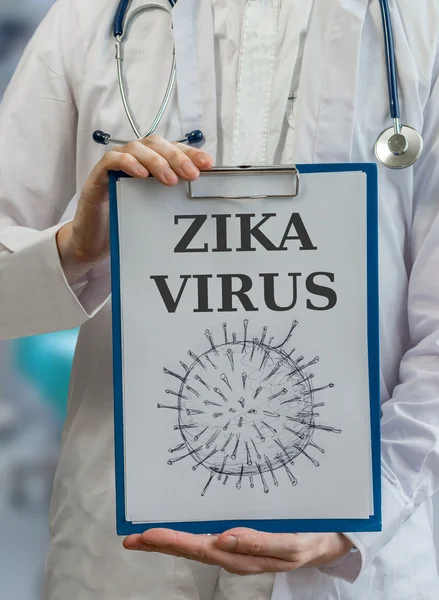 Γιατρός κρατά πρόχειρο με ιό Ζήκα γραμμένο και σχέδιο του ιού — Φωτογραφία Αρχείου