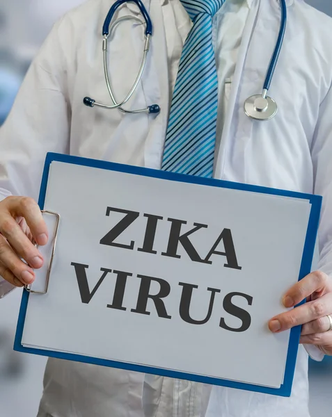 Medico tiene appunti con virus ZIKA scritto . — Foto Stock