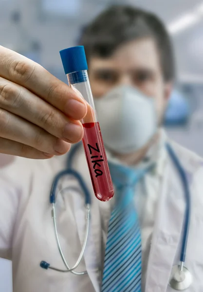 Arzt hält Reagenzglas mit Blut, das mit Zika-Virus infiziert ist. — Stockfoto
