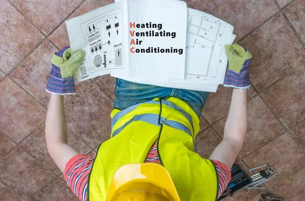 Idraulico sta guardando la documentazione di HVAC (Riscaldamento, Ventilatina, Climatizzatore ). — Foto Stock