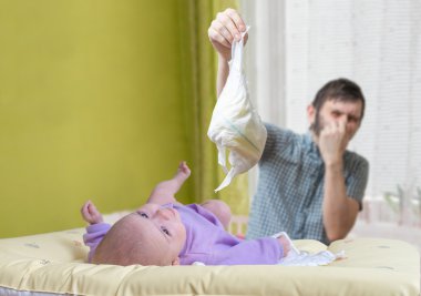 Baba kokarca çocuk bezi değiştirme. İshal olan Bebek Bakımı.