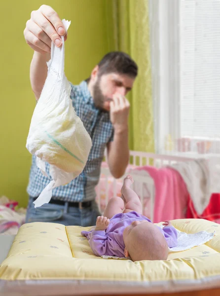 Padre od papá está cambiando el pañal ese olor. Concepto de cuidado del bebé . —  Fotos de Stock