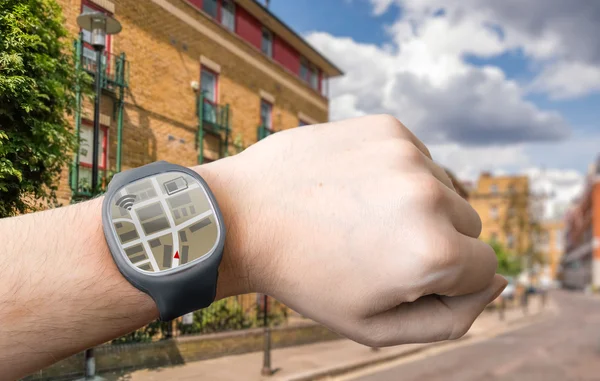 Main avec montre intelligente et système de navigation GPS . — Photo